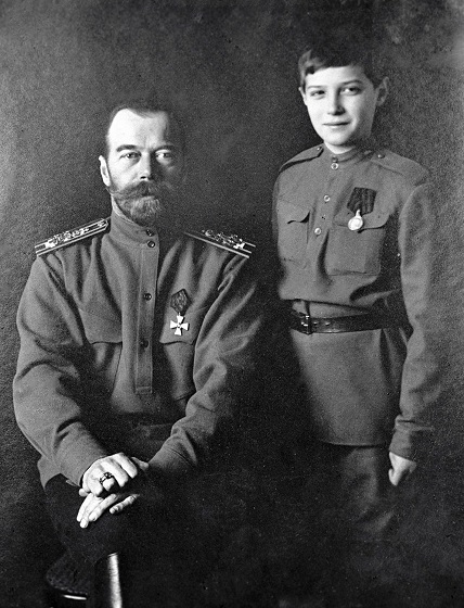 Император Николай II с сыном Алексеем Фотография 1915 г..jpg