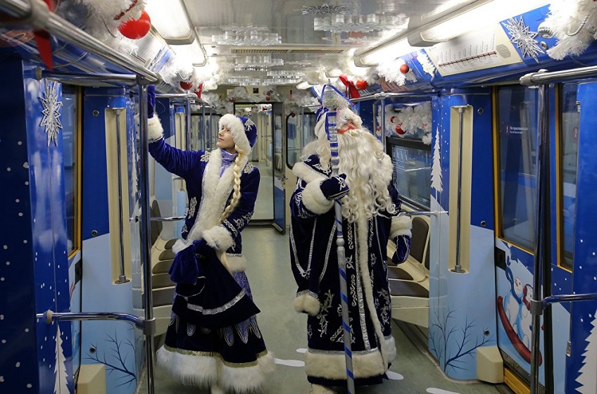 DedMoroz&Snegrochka v metro.jpg