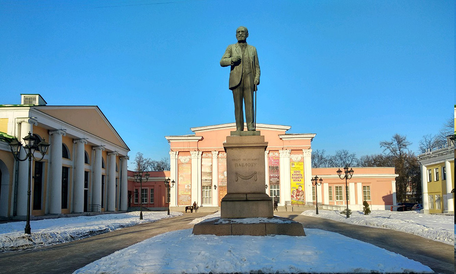 Pamyatnik Pavlovu Ryazan.jpg