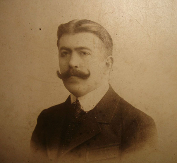 Gospodin s usami.jpg