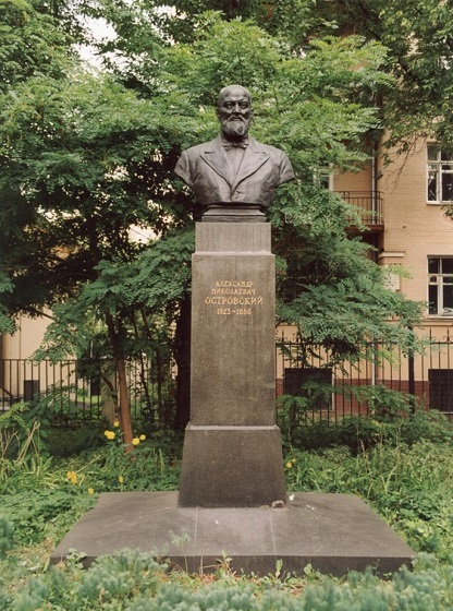 Bust Ostrovskogo v Moskve.jpg