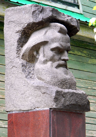 Bust Balakireva.jpg