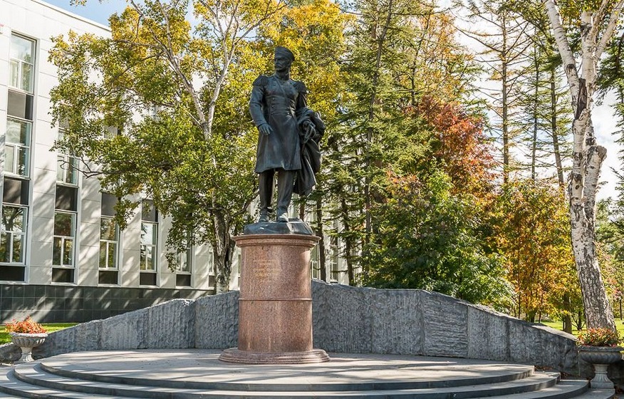 Памятник Невельсому в Южно-Сахалинске.jpg